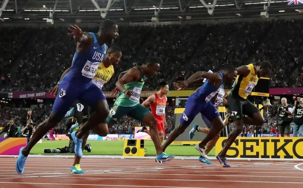 MUY AJUSTADA. La definición en la línea de llegada fue impactante: Gatlin (primero desde la izquierda), Coleman (cuarto) y Bolt (quinto) llegaron casi empatados. Reuters