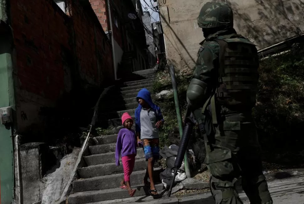 MILITARIZADA. Fuerzas de seguridad volvieron a copar favelas cariocas. Reuters