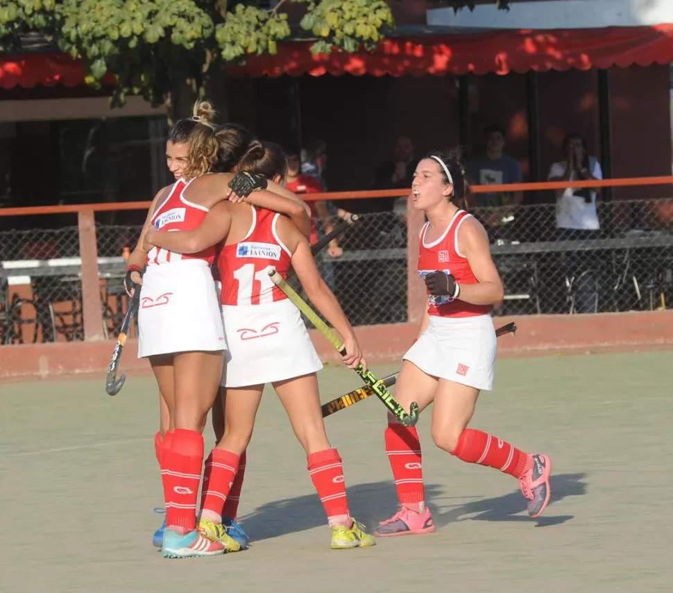 DE CÓRNER. Tejerizo (11) marcó el segundo gol y Curia se acerca para unirse al festejo. Ambas fueron las figuras del “Rojo”. la gaceta / foto de hector peralta