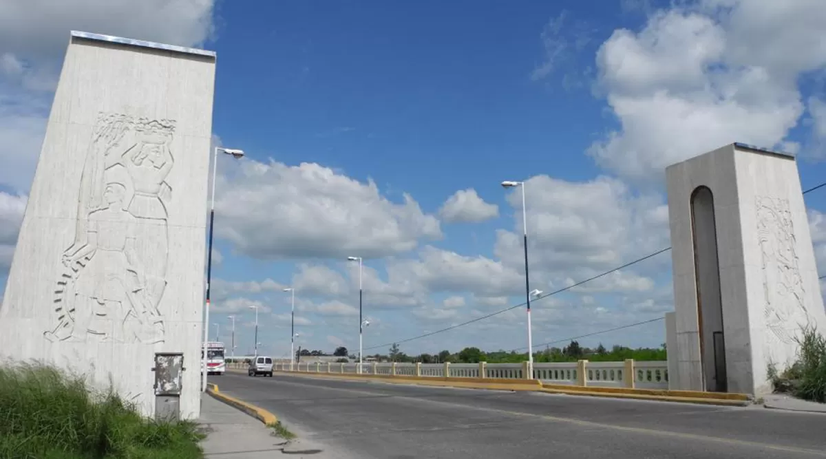 PUENTE LUCAS CÓRDOBA. Acceso a Banda del Río Salí. ARCHIVO