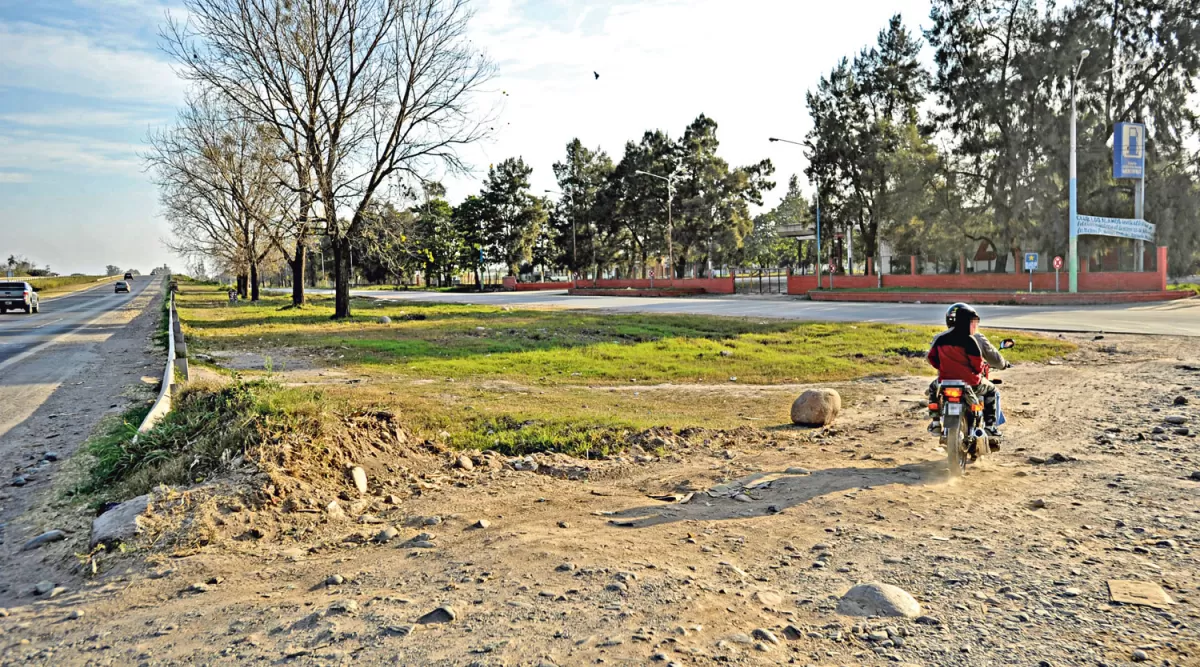 EL LUGAR DEL ACCIDENTE. Esteban Gambarte fue embestido cerca del Mercofrut. LA GACETA / INÉS QUINTEROS ORIO