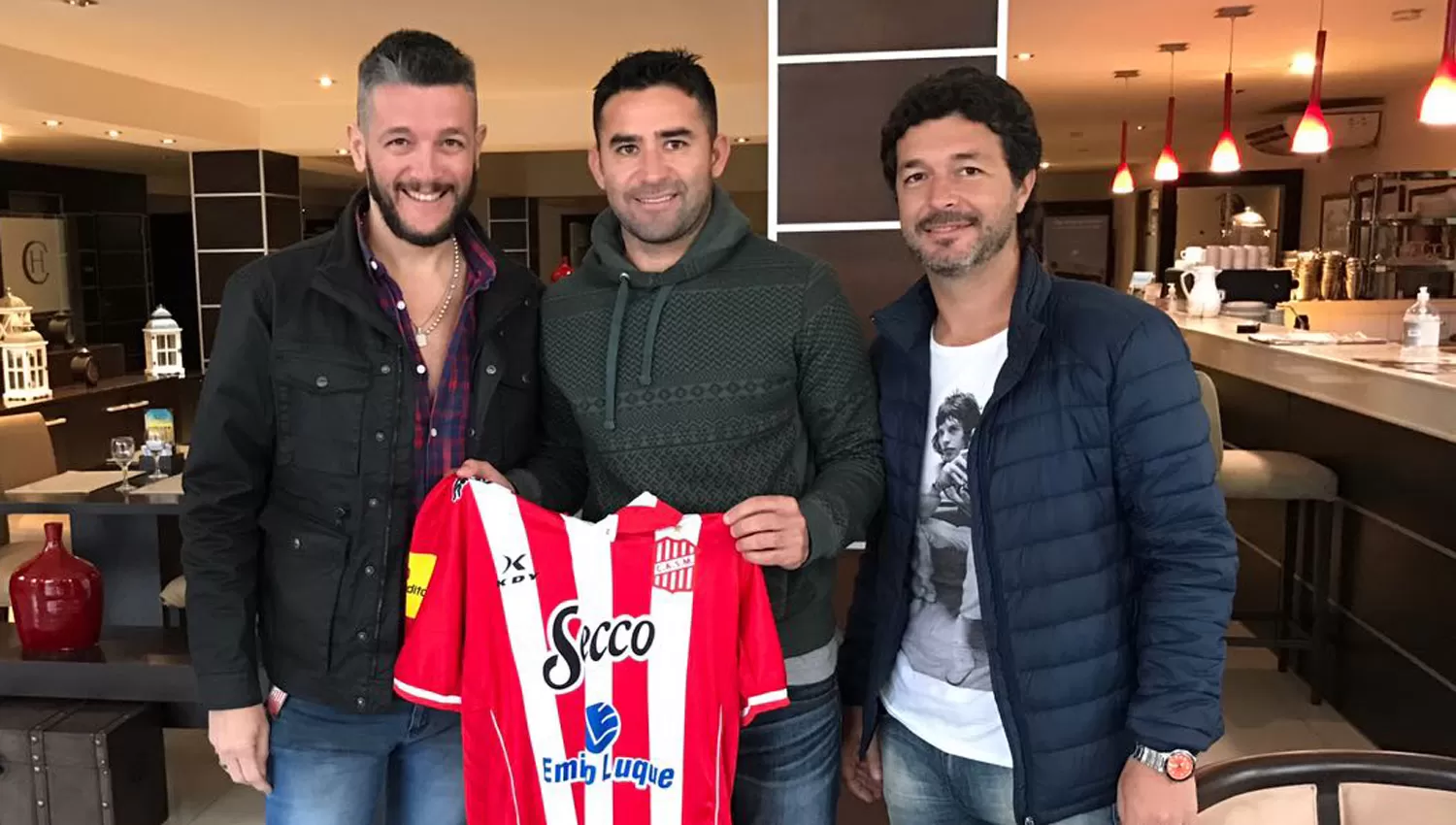 TODO LISTO. El Taca tuvo su primer contacto con la camiseta del Santo. FOTO GENTILEZA DE PRENSA SAN MARTÍN