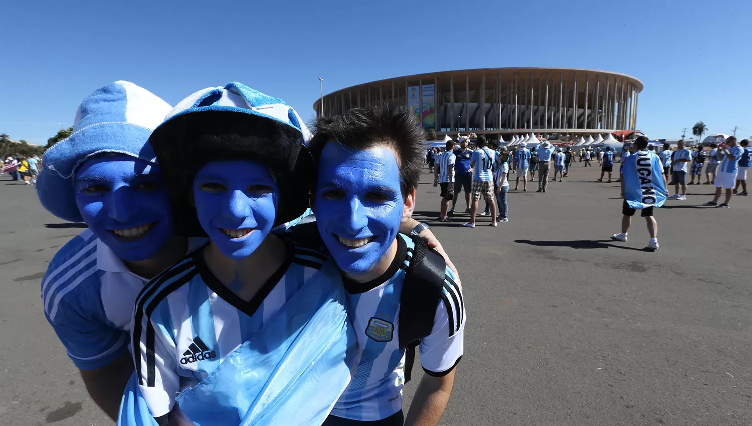 A los hinchas argentinos les costará llegar a Rusia 2018. DyN