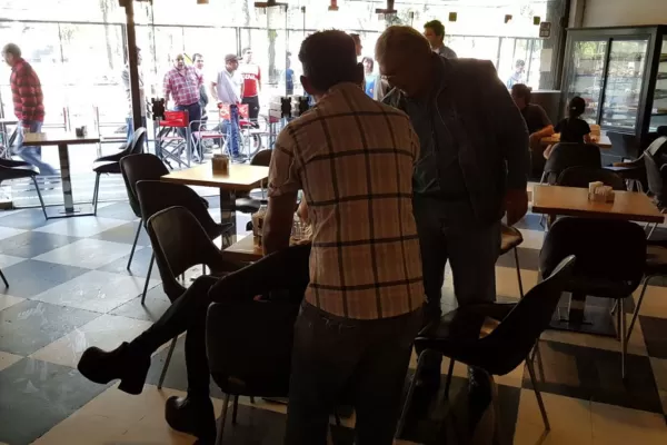 Video: un hombre tomó de rehén a una mujer en una confitería en Concepción