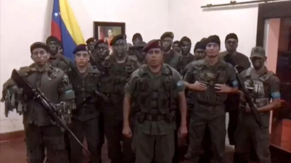 EN REBELDÍA. Los militares disidentes difundieron un video en el que aparecen armados y dicen que quieren “restablecer el orden constitucional”.  telam (captura de video)