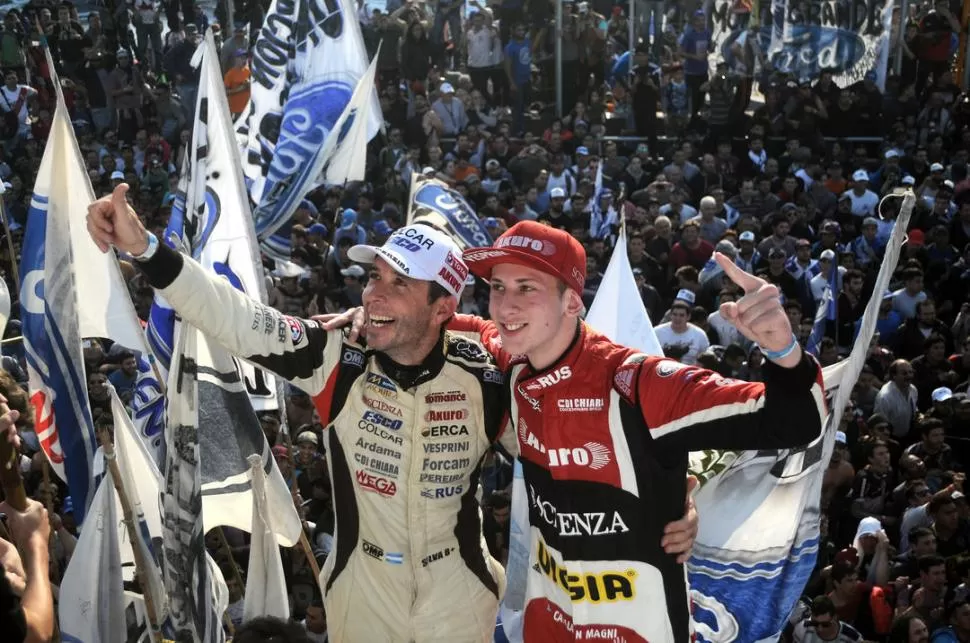 FELICIDAD. Silva y Catalán Magni, en el podio, ante la mirada de buena parte de los 60.000 fanáticos que fueron al circuito. prensa actc 