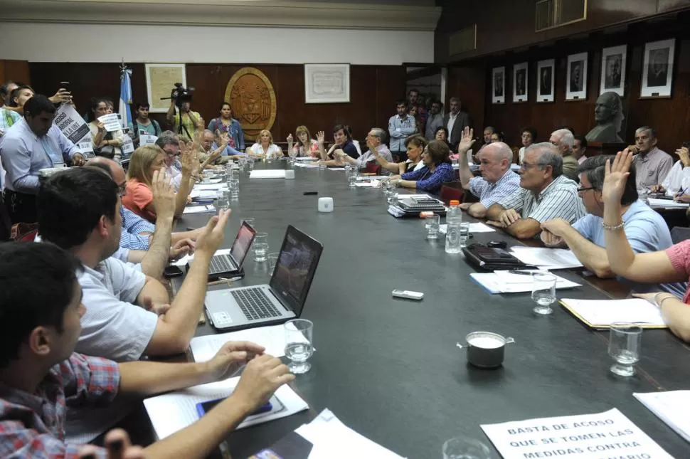 HORA DE LA VERDAD. Los consejeros tendrán que decidir si las liquidaciones que se dieron de baja deberán ser restituidas por quienes las cobraron. la gaceta / foto de hector peralta (archivo)