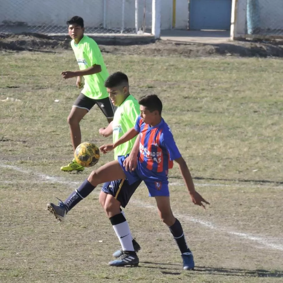 CON TODO. Los jugadores trataron de aprovechar al máximo su chance con los ojos de Atlético mirando.  