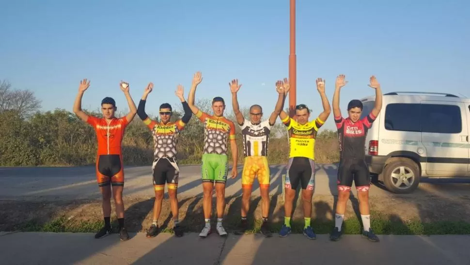 PODIO DE ELITE. Ariel Cuello (tercero de la derecha) logró un gran triunfo.  