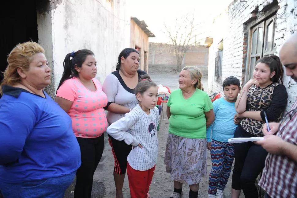 UNA FAMILIA DESTROZADA. La hermana (izquierda), la esposa (al medio), la madre (izquierda) y dos hijas de Gambarte charlan con LA GACETA. la gaceta / foto de hector peralta