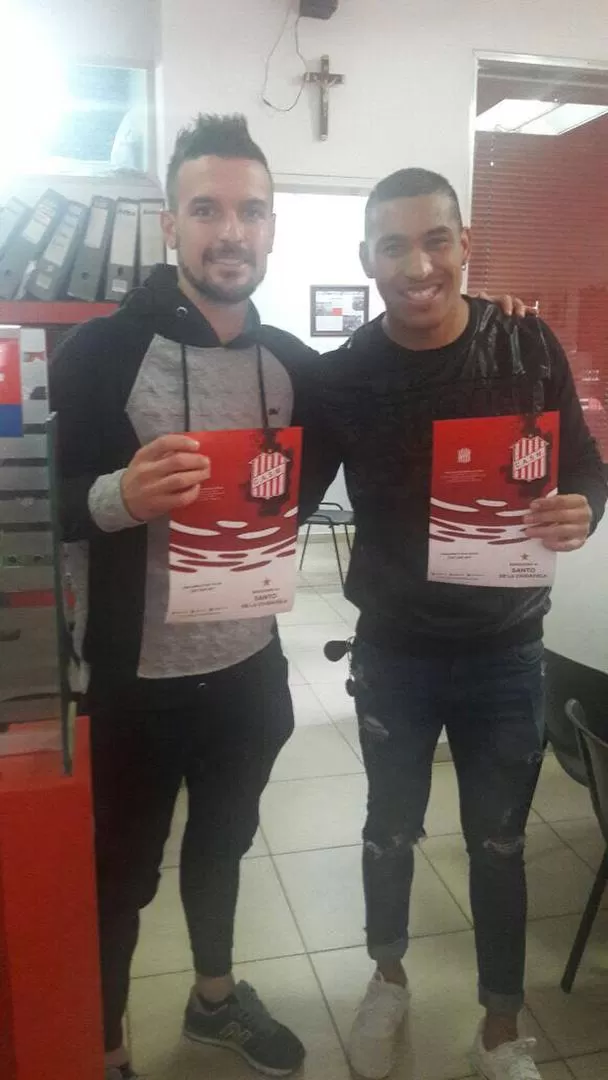 SONRISAS. Correa y Arce posan en las oficinas del club luego de asociarse. twitter @CASMOficial