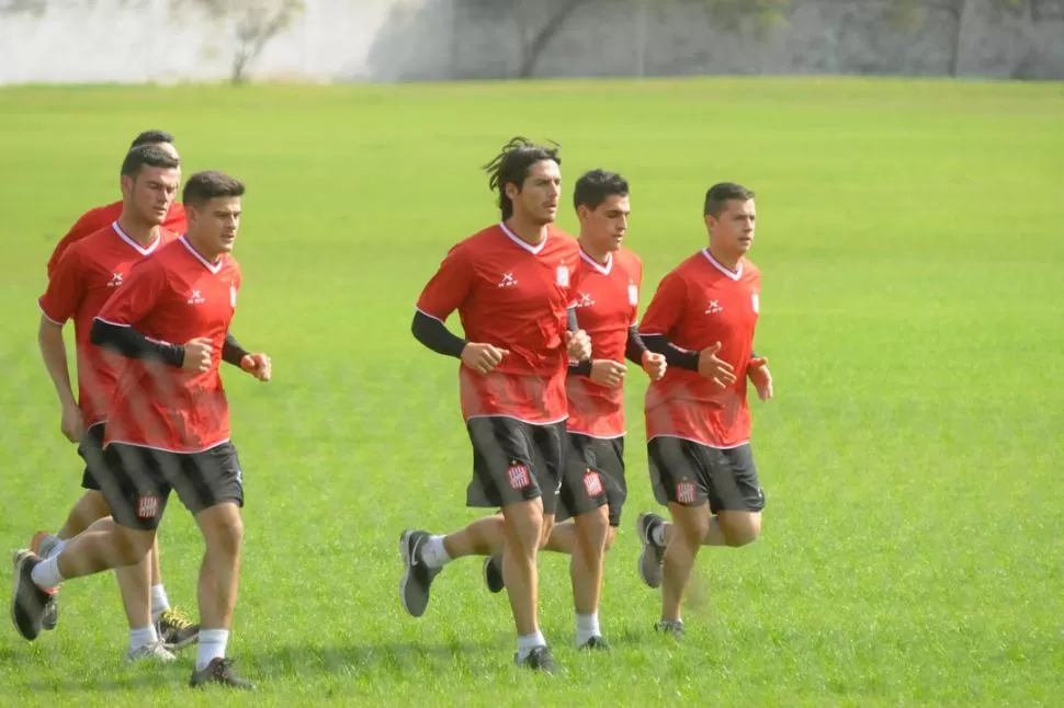 PRIMER TROTE. Diego Martínez, Sebastián Prediger, Ivo Chaves y Walter Busse encabezan uno de los pelotones; los siguen Francisco Oliver y Rolando Serrano. la gaceta / foto de Analía Jaramillo