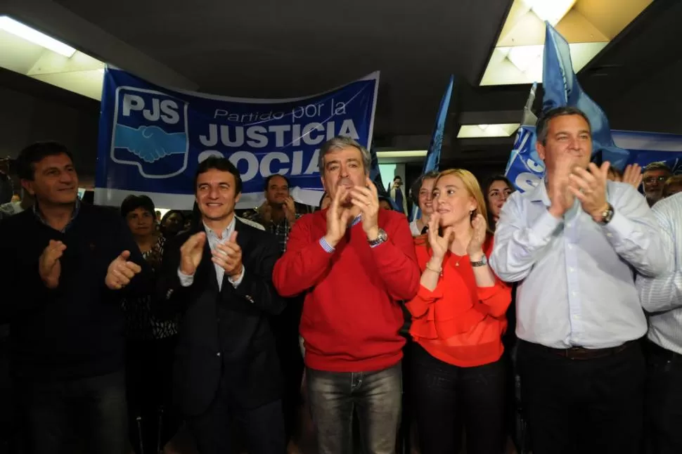 PRIMERA FASE. Los precandidatos de Cambiemos cerraron su campaña en un salón céntrico con militantes.  la gaceta / foto de Analía Jaramillo