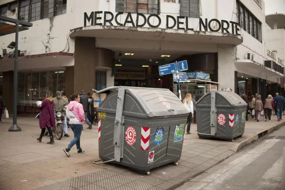 A TENER EN CUENTA. Los contenedores son mal utilizados y además están mal ubicados. Derecha: suciedad en la calzada. 