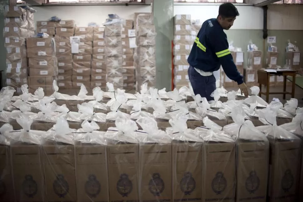 URNAS LISTAS. Las cajas serán distribuidas en casi 500 escuelas de toda la provincia donde se votará mañana.   la gaceta / foto de inés quinteros orio