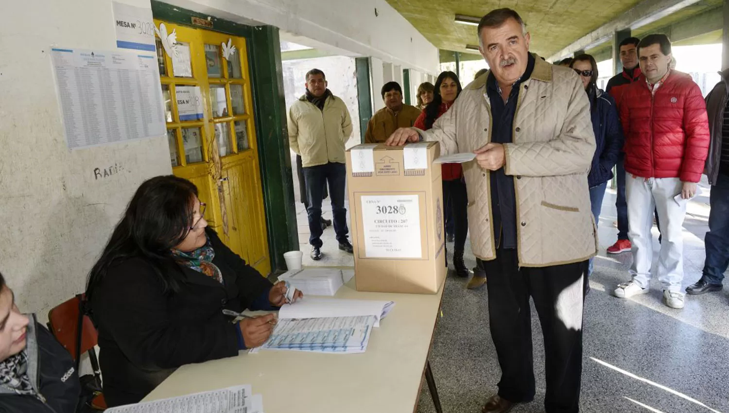 EN TRANCAS. Jaldo, en el momento de emitir su voto. PRENSA DE JALDO