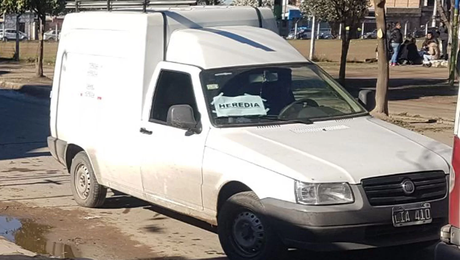 EN LA ESCUELA LOLA MORA. La camioneta, con el cartel que identifica el espacio político al que responde su conductor. LA GACETA / MATÍAS AUAD