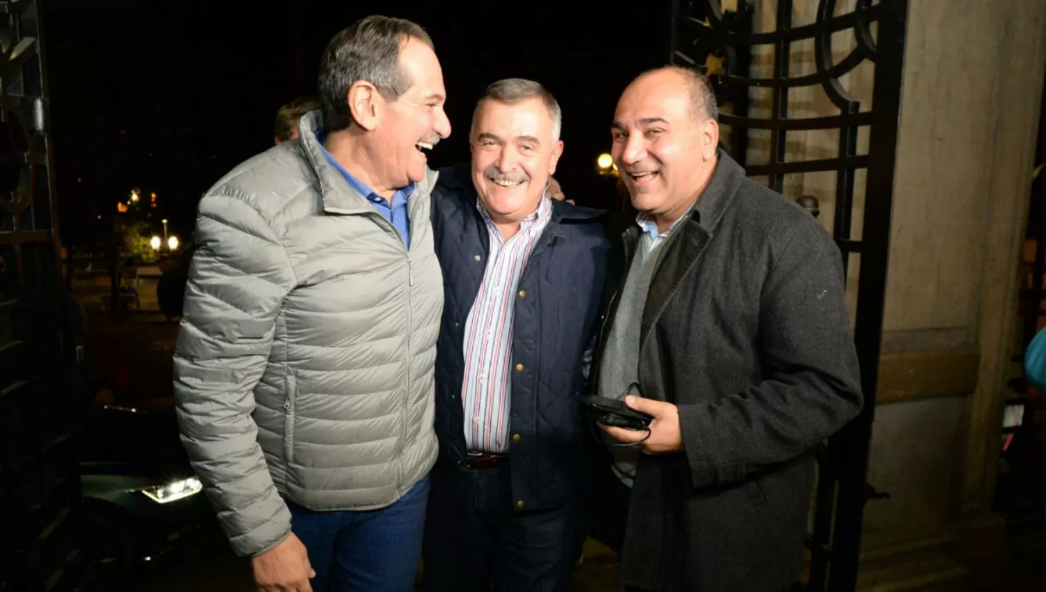 EN LA PUERTA DE CASA DE GOBIERNO. Alperovich, Jaldo y Manzur, sonrientes. GABRIELA BAIGORRÍ VÍA MÓVIL