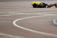 Un calambre lo dejó en el piso