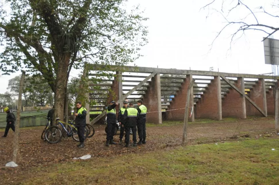 LA ESCENA DEL CRIMEN. En la zona de las tribunas que dan hacia el parque 9 de Julio fue hallado el cuerpo; la Policía trabajó en el lugar. la gaceta / FOTO DE ANALÍA JARAMILLO