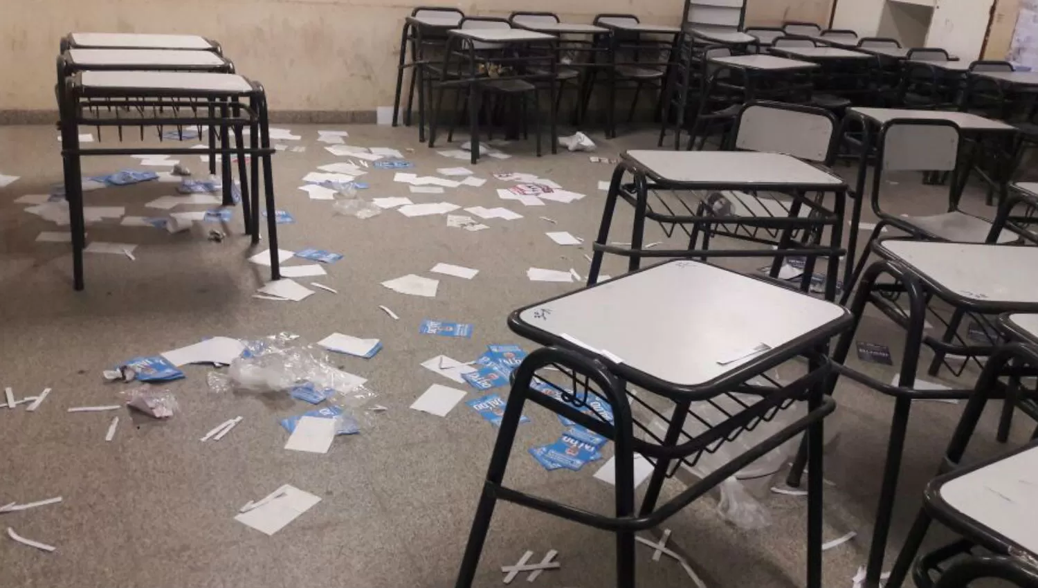 AULAS SUCIAS. En algunas escuelas se suspendieron las clases. 