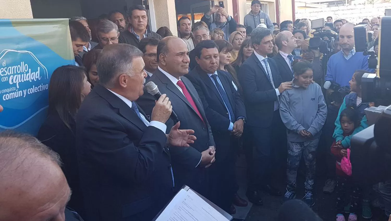 EN LASTENIA. Jaldo habla acompañado por Manzur durante la inauguración de un centro infantil. LA GACETA / NATALIA VIOLA