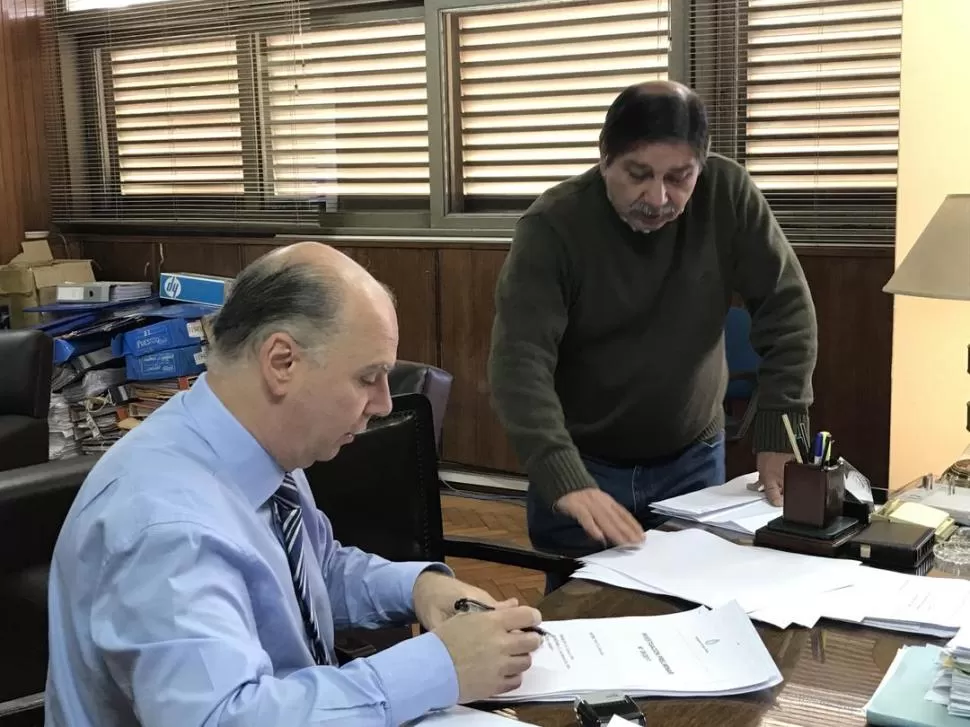 EN PLENA TAREA. El fiscal Carlos Brito y el secretario José Manuel Díaz Vélez. la gaceta / foto de irene benito