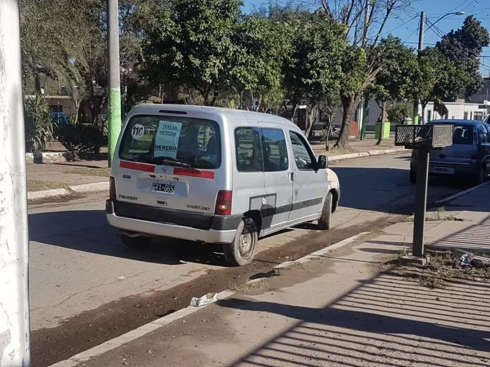 EN VILLA ALEM. La camioneta, con el cartel que identificaba el espacio político al que respondía la puntera Claudia. LA GACETA / FOTO DE MATÍAS AUAD