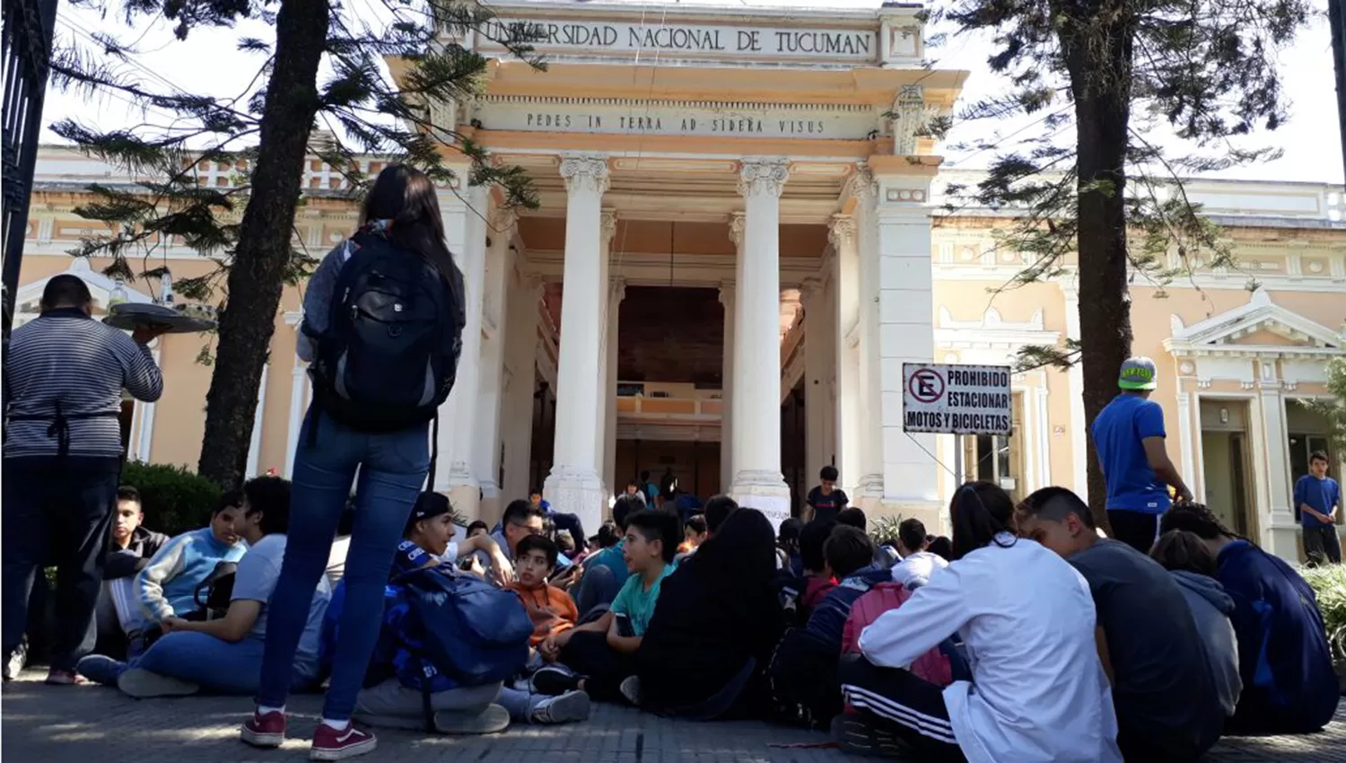 RECLAMO. El alumnado protesta en Ayacucho y Lamadrid.LA GACETA / FOTO DE ANALIA JARAMILLO