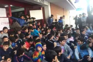 Alumnos del Gymnasium realizaron una sentada para protestar por el ingreso de mujeres