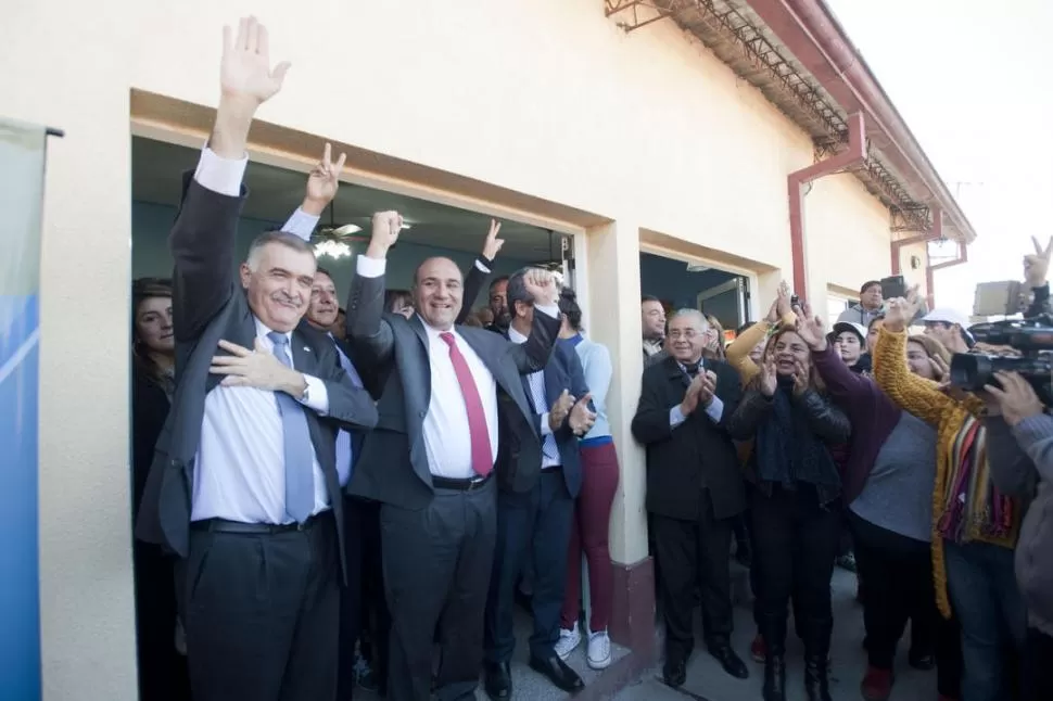 FELICES LOS DOS. El vicegobernador Jaldo y el gobernador Manzur celebran con los brazos en alto, en Lastenia. la gaceta / foto de inés quinteros orio