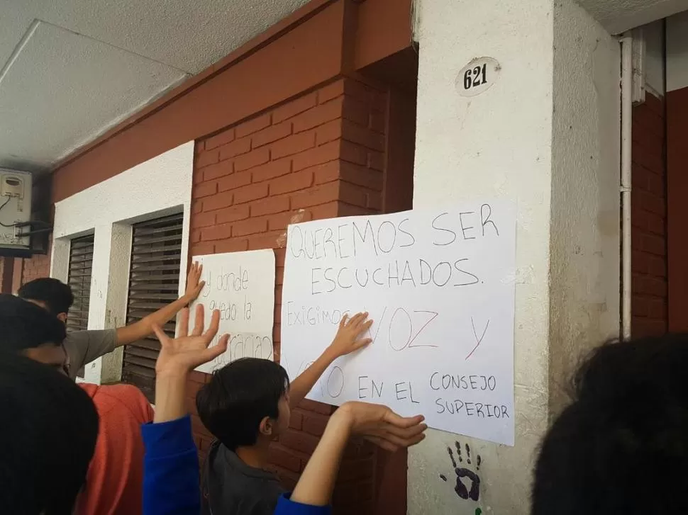 TOMA SIMBÓLICA. Los alumnos consideran que el Consejo Superior de la UNT no tuvo en cuenta sus opiniones y se manifestaron en la escuela. LA GACETA / FOTO DE LUCIANA COLLADO. 