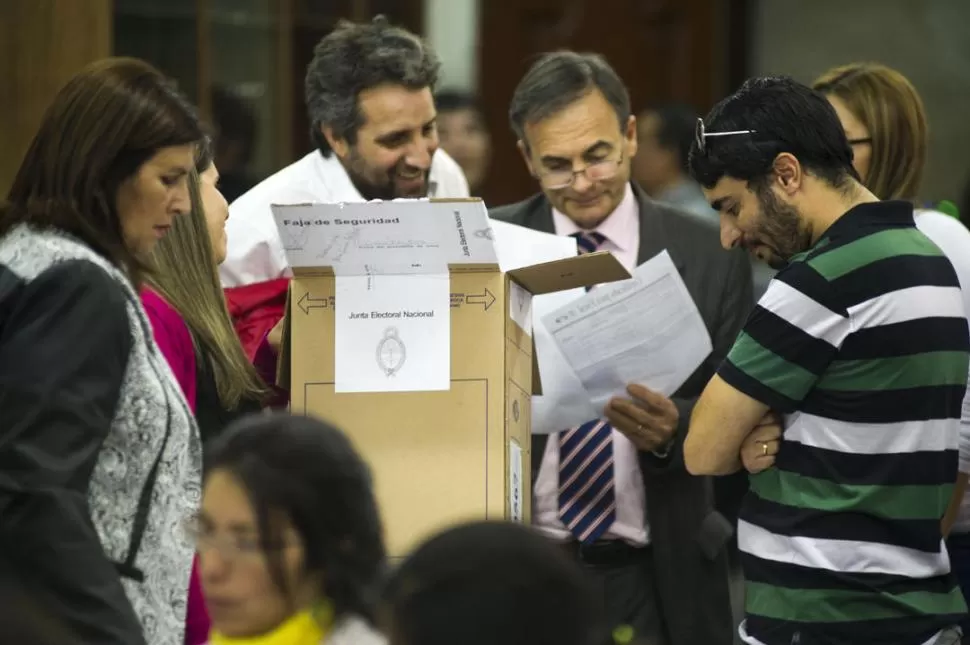 CONTEO FINAL. Rodríguez del Busto supervisó el recuento definitivo. LA GACETA / FOTO DE DIRGO ARÁOZ