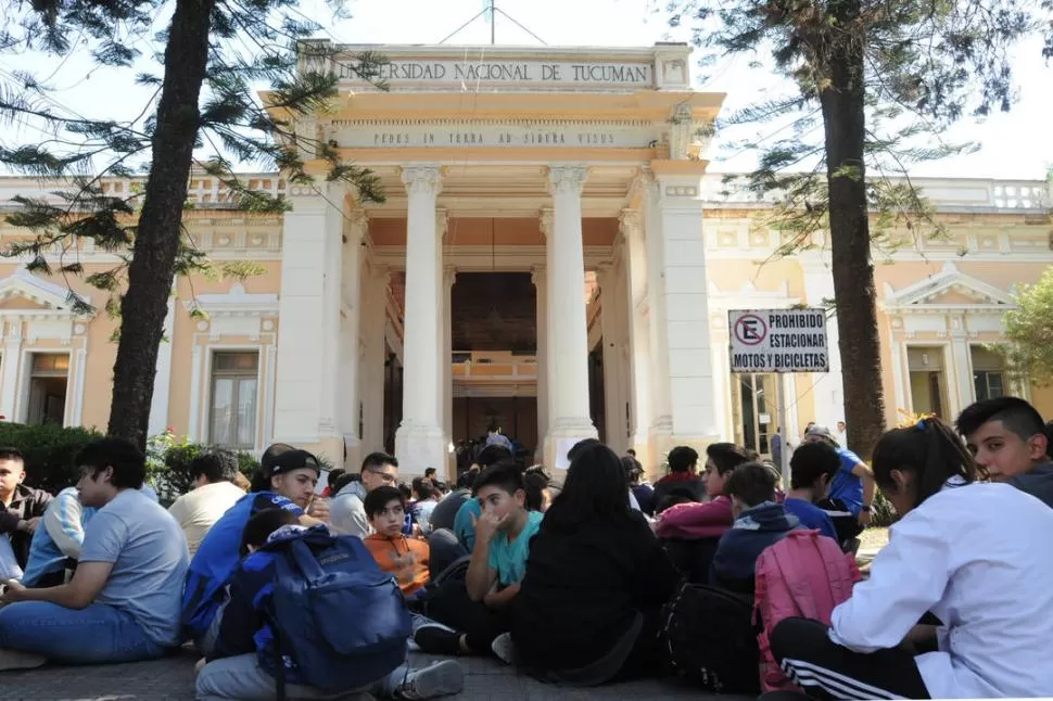 RECLAMO PACÍFICO. Los estudiantes estuvieron sentados y en silencio frente al Rectorado. LA GACETA / FOTO DE ANALÍA JARAMILLO.-