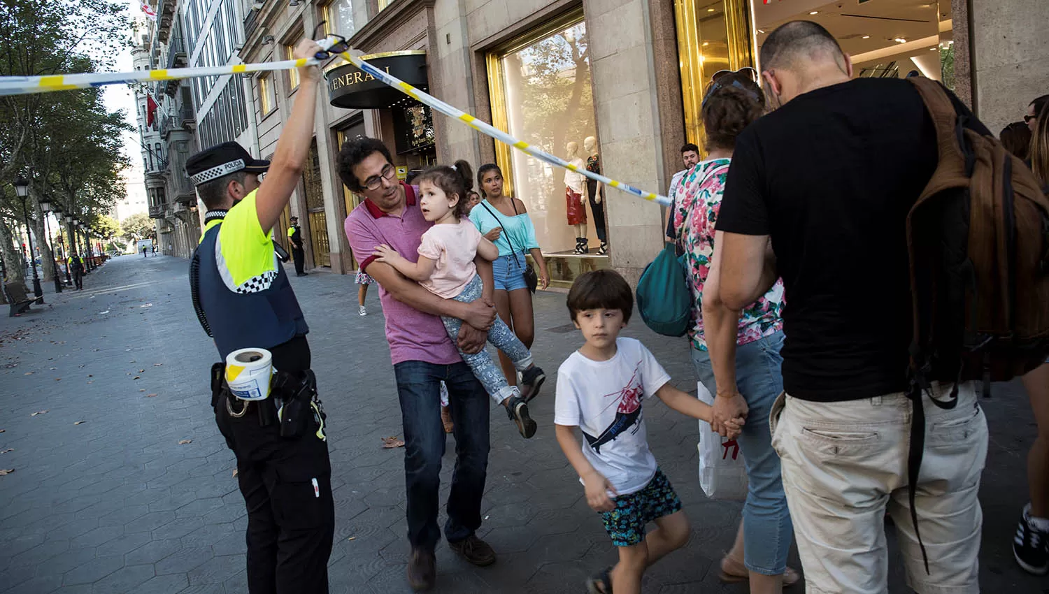 BARCELONA. Una familia abandona la zona de La Rambla. REUTERS