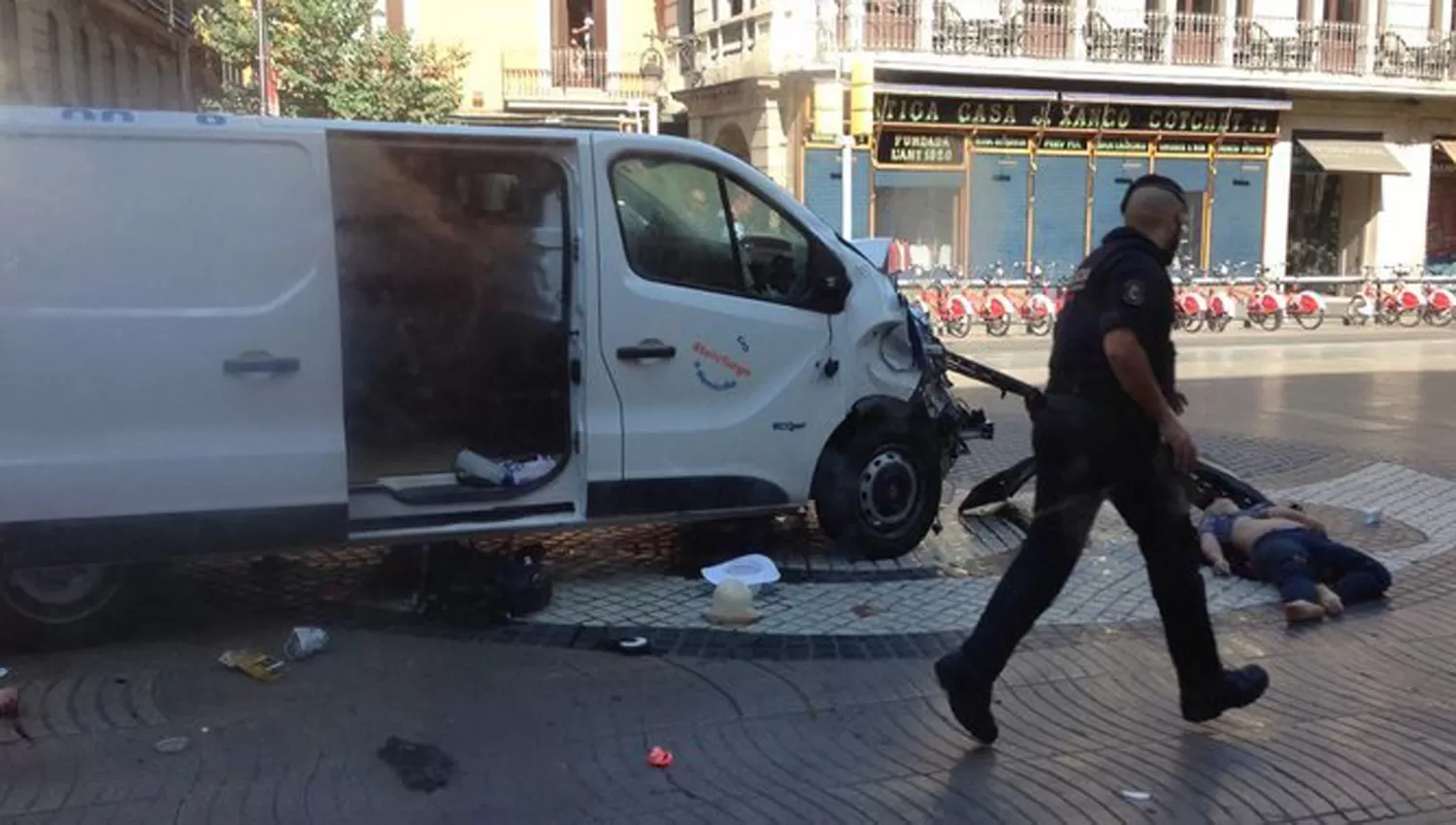 LA FURGONETA. Este es el vehículo utilizado durante el ataque ocurrido esta tarde en La Rambla de Barcelona. IMAGEN TOMADA DE TWITTER.COM