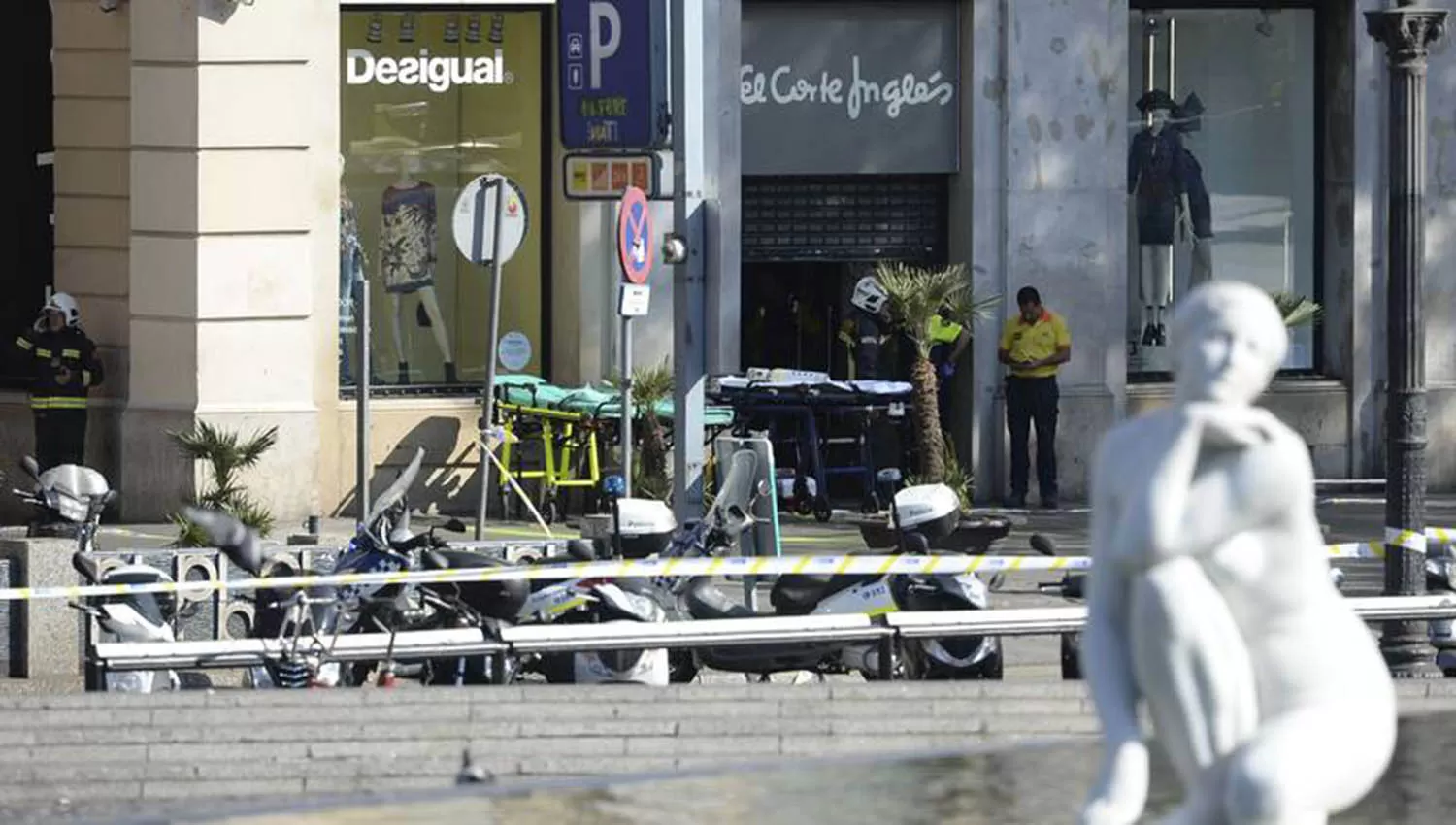 CALLES VACÍAS. La Rambla quedó desierta; sólo se ven policías, en este caso, en la puerta de El Corte Inglés. RTVE.ES