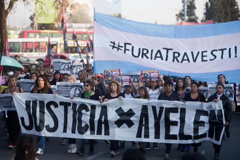 MULTITUDINARIA. La columna de personas que participó de la movilización ocupaba casi dos cuadras; fue una protesta pacífica y ordenada. la gaceta / fotos de Inés Quinteros Orio