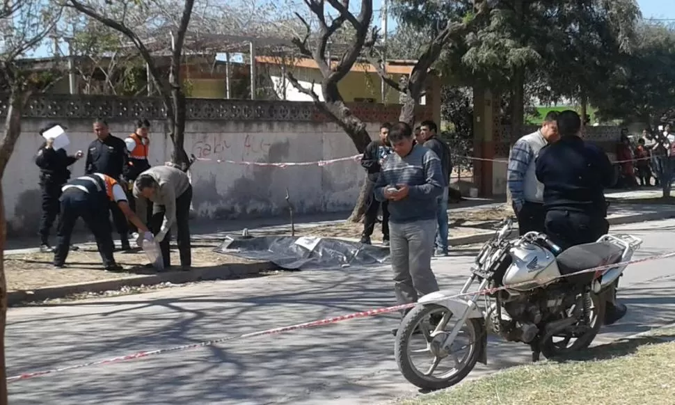 LA ESCENA DEL CRIMEN. Los investigadores realizan las pericias del crimen en el barrio Villa Balnearia. El tucumano era hijo de “Chupete”. gentileza diario el liberal / josé jimenez