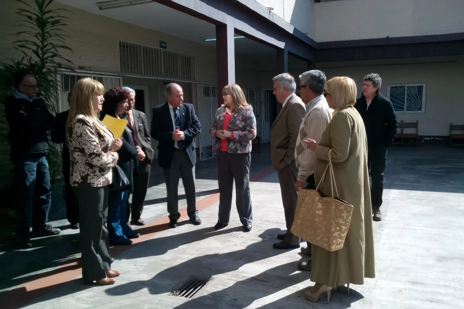 El decano de Medicina, Ricardo Zelaya (de traje) visitó las instalaciones de la Escuela de Enfermería de Aguilares. FOTO GENTILEZA SEBASTIÁN GANZBURG