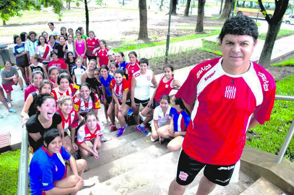 ORGULLO. Florencio Robles conduce técnicamente a las “Santas”, que se acostumbraron a ganar títulos locales, nacionales e internacionales. ARCHIVO LA GACETA / FOTO DE JORGE OLMOS SGROSSO