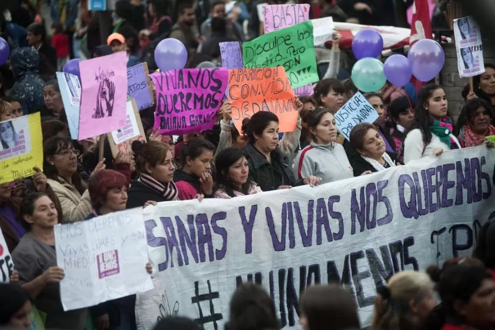 #NIUNAMENOS. El 3 de junio, en la plaza Independencia, cientos de mujeres reclamaron acciones del Estado para la prevención de los femicidios. la gaceta / foto de Inés Quinteros Orio (archivo)