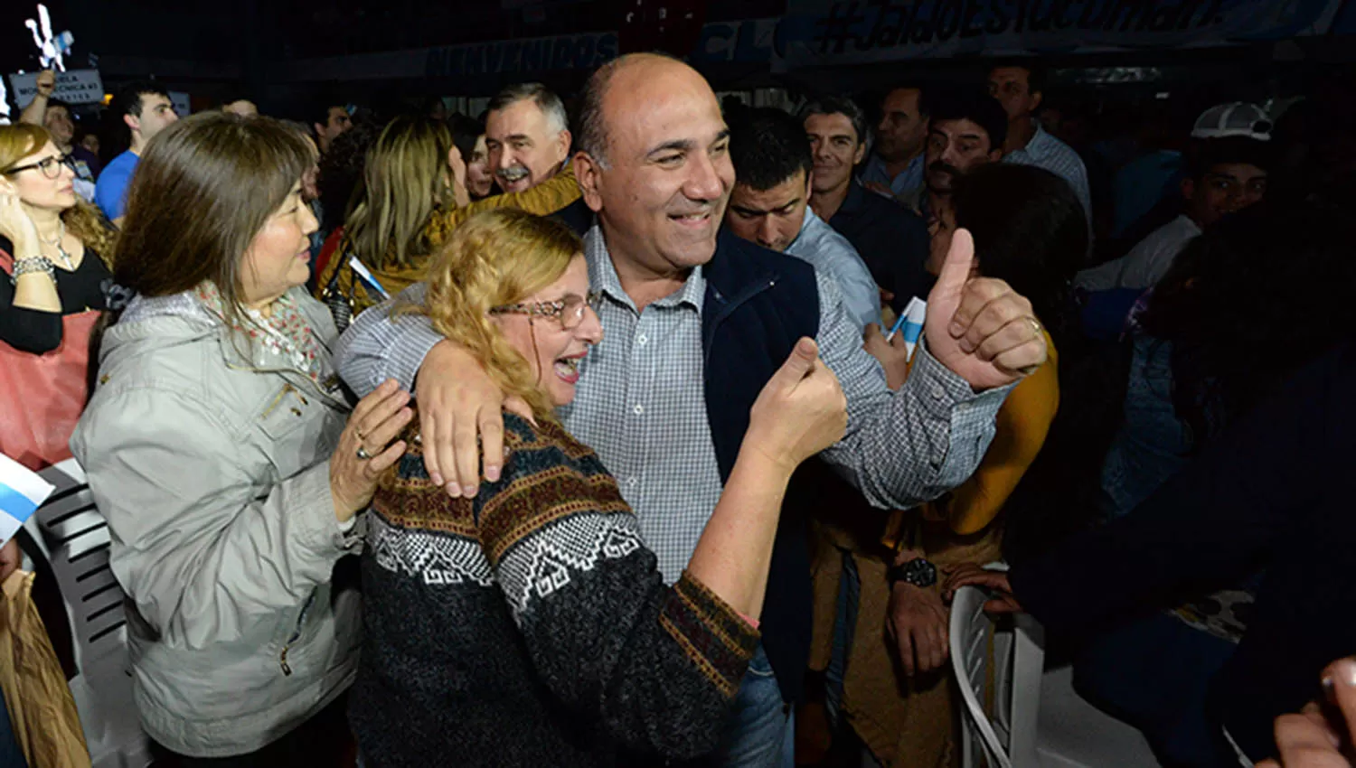 El gobernador Juan Manzur saluda y abraza a una vecina. IMAGEN TOMADA DE COMUNICACIONTUCUMAN.GOB.AR. 