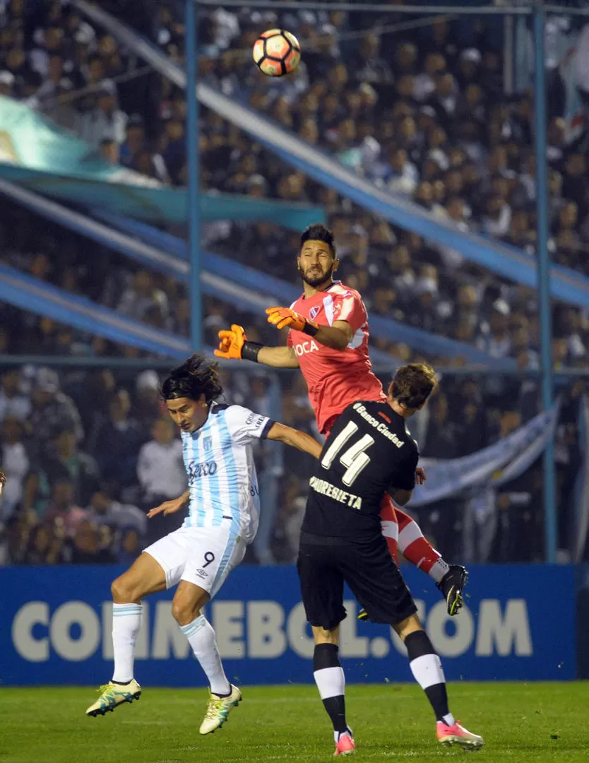 LUCHA AÉREA. Campaña y Amorebieta impiden que Blanco llegue a conectar el balón. El duelo fue intenso durante los 90’. la gaceta / foto de franco vera