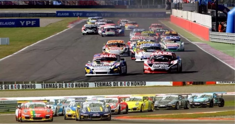 MUCHOS AUTOS. Entre el TC (arriba) y la Copa Porsche, además del TC Pista y los coches de la división Bora, se cree que habrá más de 130 máquinas en pista.  PRENSA AUTÓDROMO LAS TERMAS