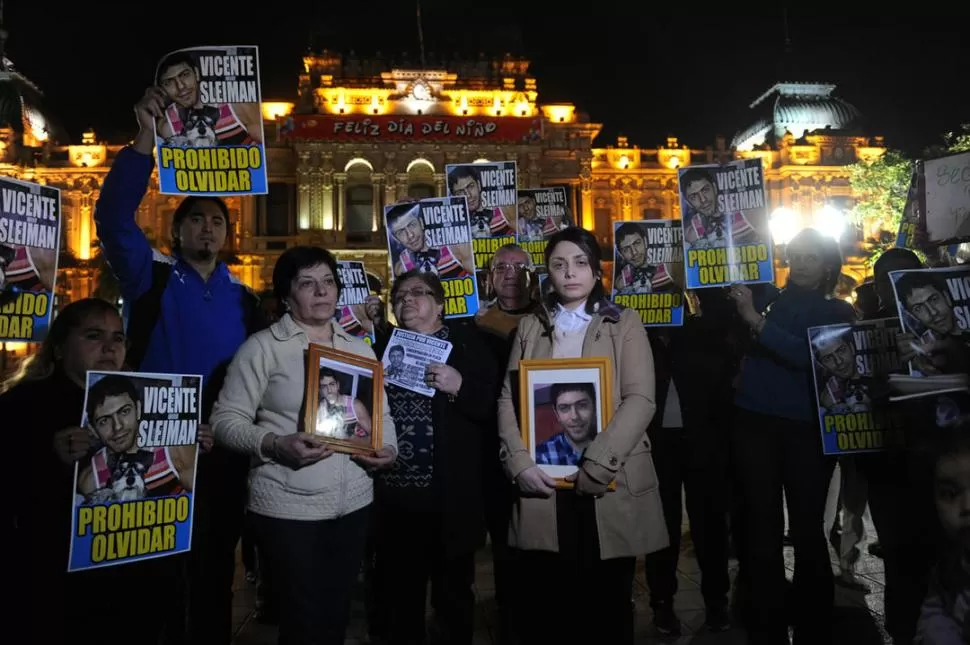 UNIDOS. Familiares y amigos de la víctima prometieron no bajar los brazos. la gaceta / foto de héctor peralta