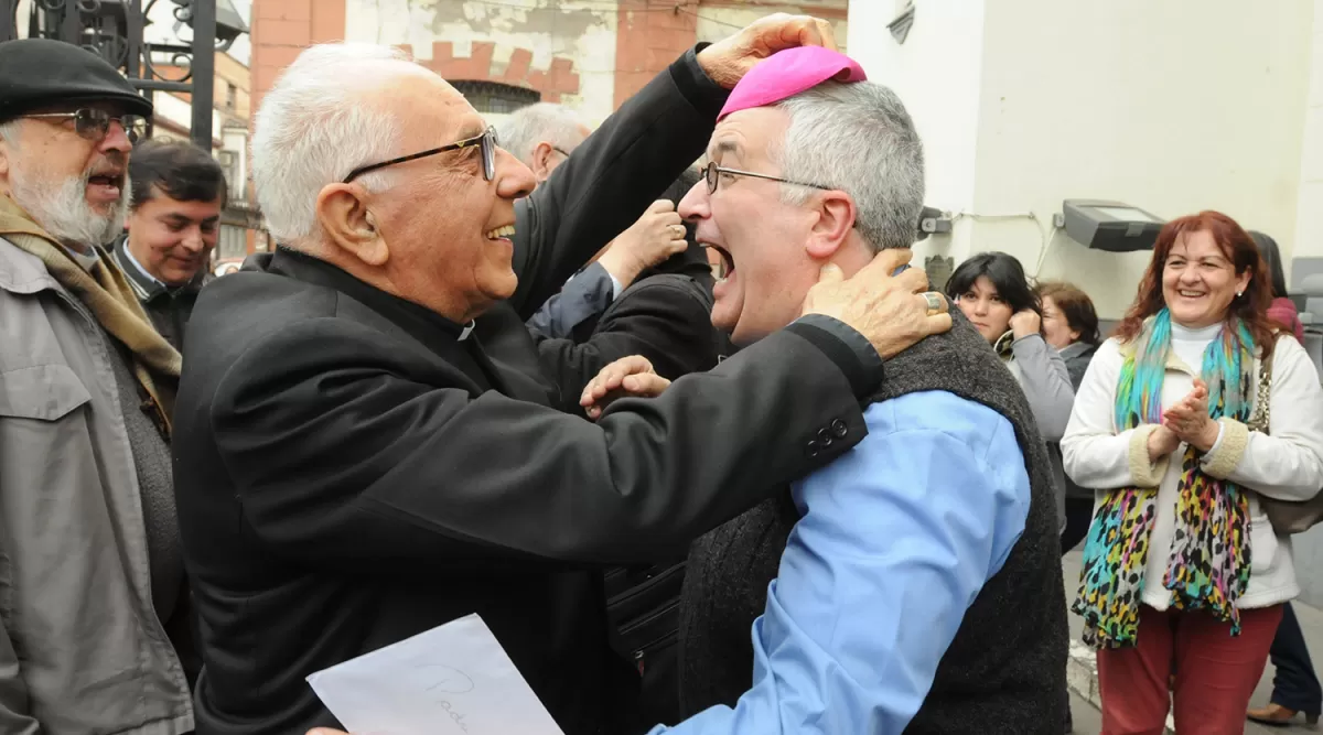 PURA ALEGRÍA. El cardenal Luis Villalba bromea con Carlos Sánchez en el atrio de La Merced. Fue un día inolvidable para el futuro arzobispo. LA GACETA/FOTO DE ANALÍA JARAMILLO
