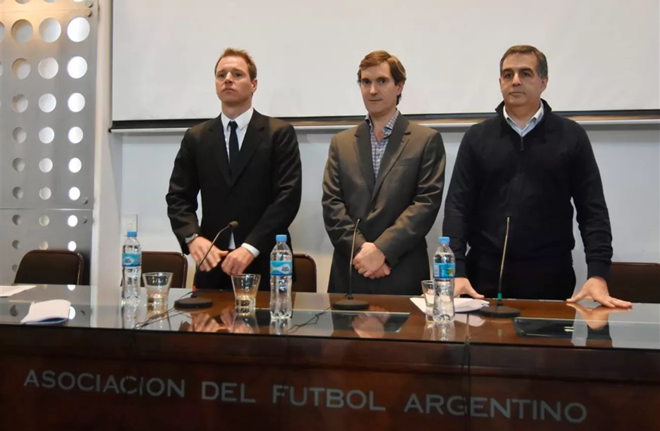 MARIANO ELIZONDO (EN EL MEDIO). PRESIDENTE DE LA SUPERLIGA (LA NACIÓN)