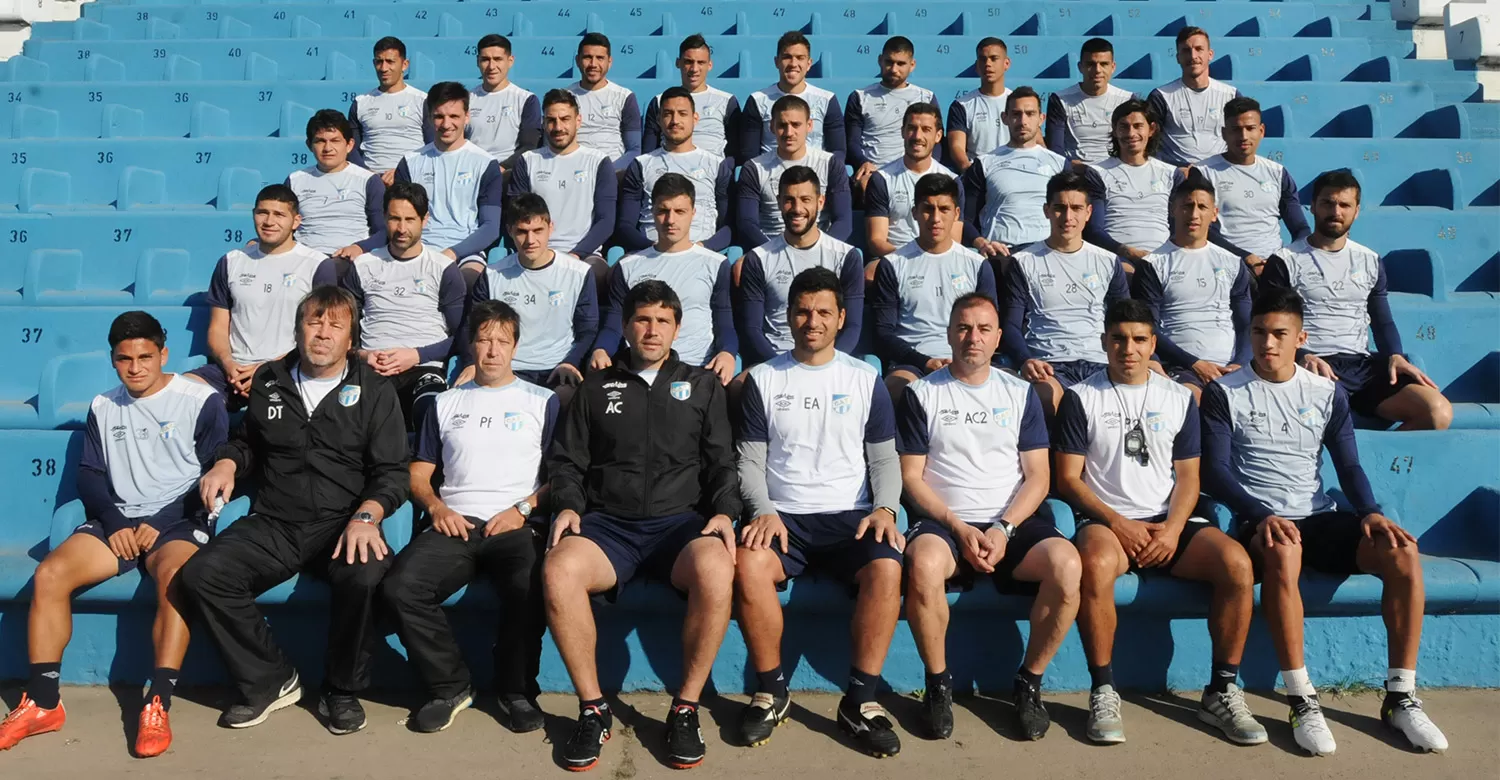 TODOS JUNTOS. El plantel decano se tomó una foto grupal en la tribuna del estadio. LA GACETA / FOTO DE ANALÍA JARAMILLO