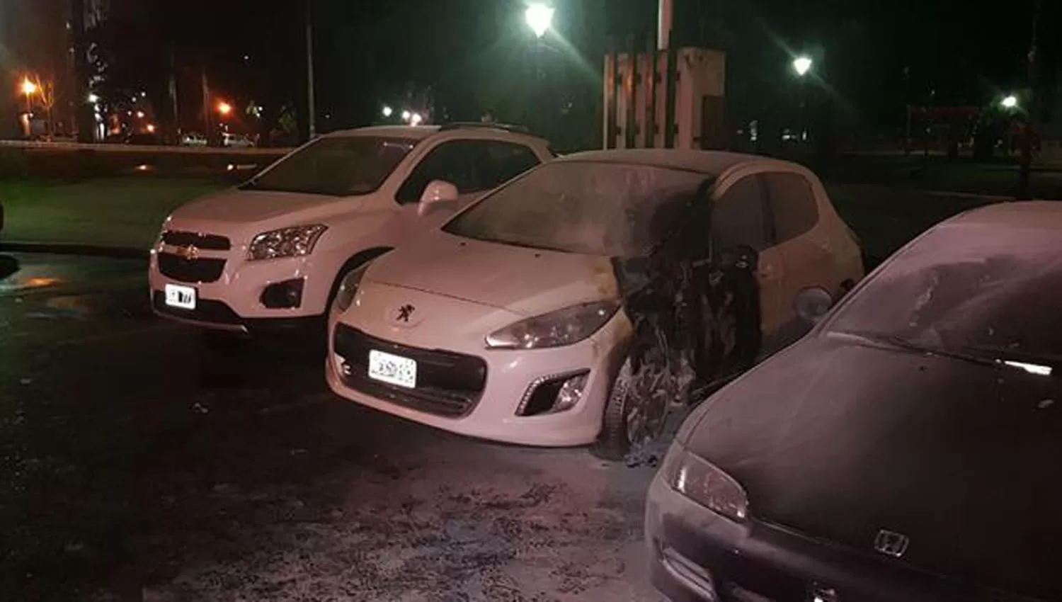 INTENCIONAL. Autos incendiados en el Ministerio de Seguridad bonaerense .FOTO TOMADA DE LA NACIÓN. 